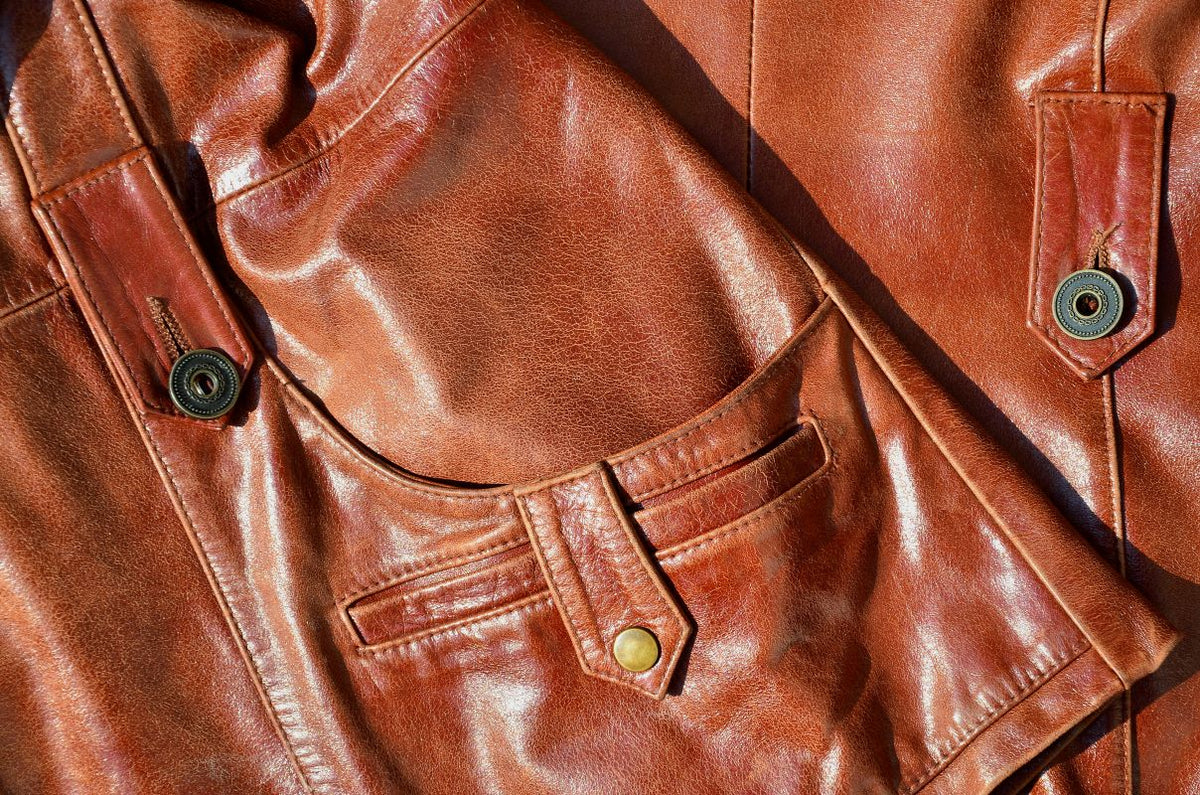 Cognacfarbene Lederjacke aus Lammnappa in Nahaufnahme