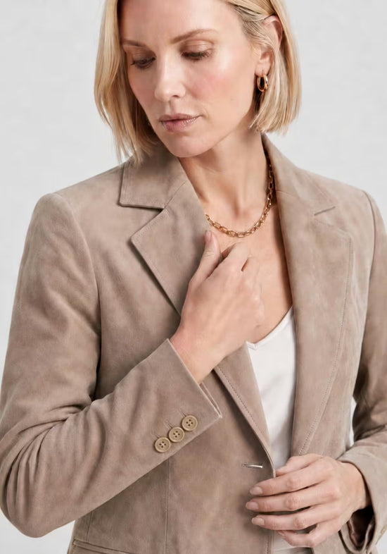 Eleganter Lederblazer Beige – Damen Sakko aus Lammveloursleder