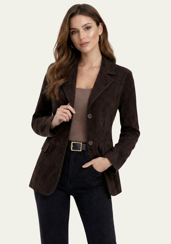 Women's blazer in suede, dark brown, worn by a woman, with lapels and a slim fit.