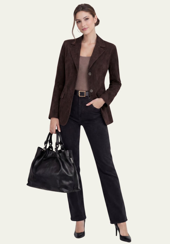 Women's blazer in suede, dark brown, worn by a woman in a full-body view with a handbag.