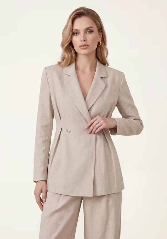 Beige women’s linen blazer worn on the model, with a wrap effect and long lapels.