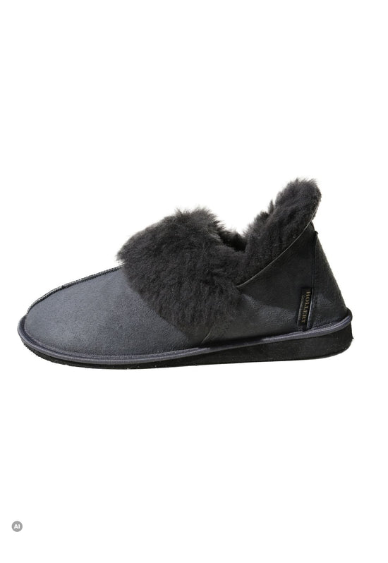 Women’s sheepskin slippers in anthracite, shown from the side with a fur collar and suede.