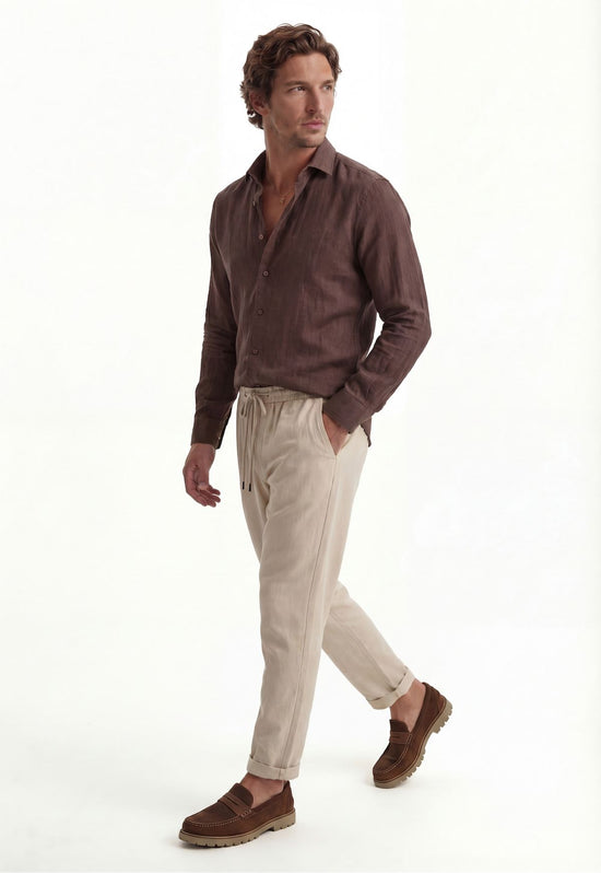 Men’s linen shirt in brown, worn by a man in a three-quarter view.