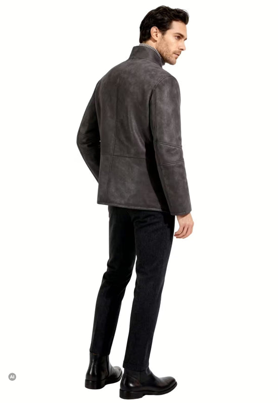 HENDRIK Curly Lammfelljacke Antikbraun von hinten getragen, Rueckenansicht des Materials