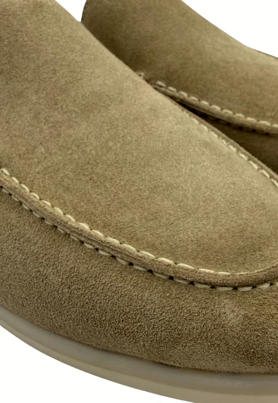 Detail of the beige men's suede slipper with visible stitching and edge finish.