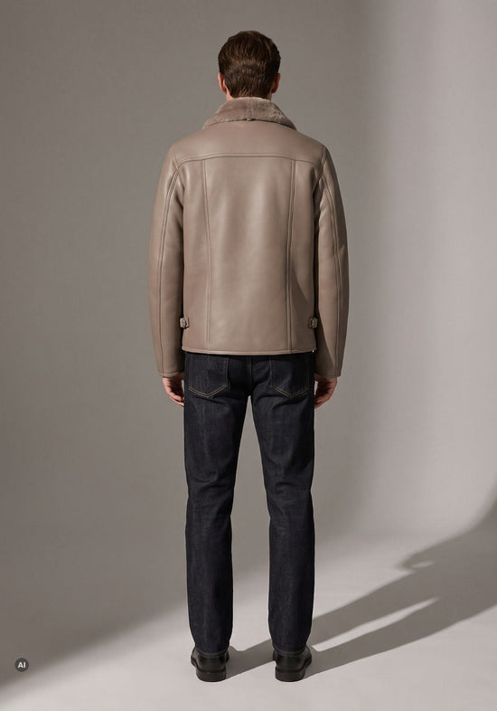 Rückansicht der Shearling-Herrenjacke in Taupe mit Teilungsnähten und seitlichen Riegeln