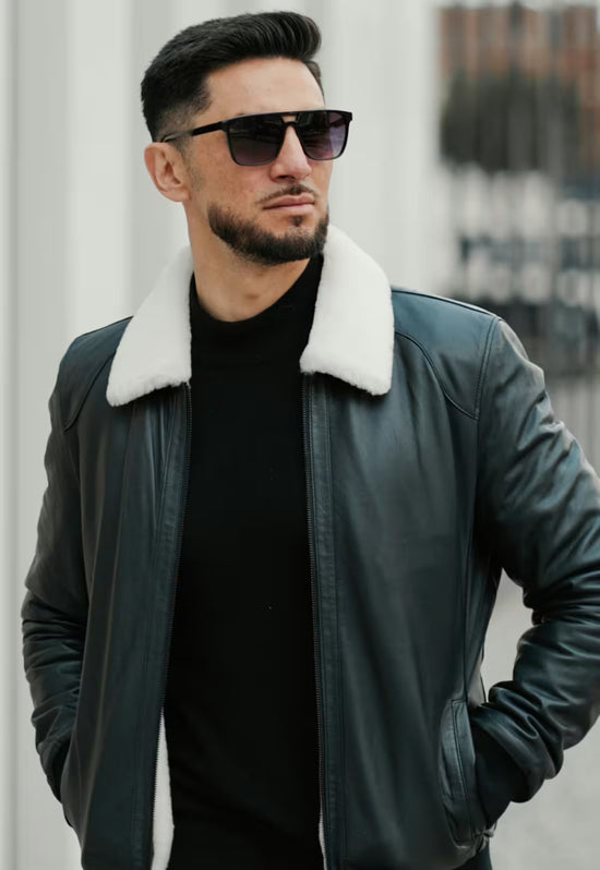 Męska kurtka z owczej skóry w kolorze granatowym, na modelu z otwartym przodem i kołnierzem.