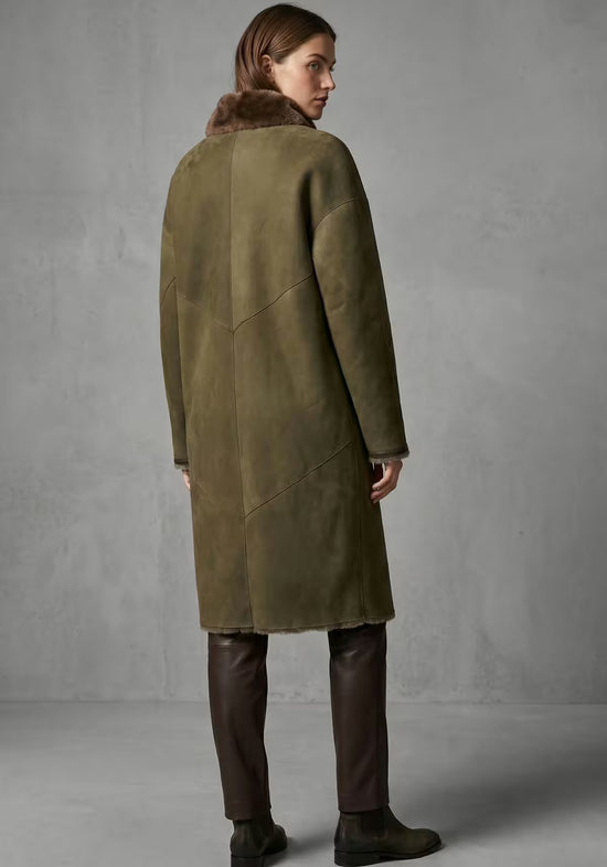 Ladies' sheepskin coat in olive worn from the back, with a straight silhouette and brown collar.