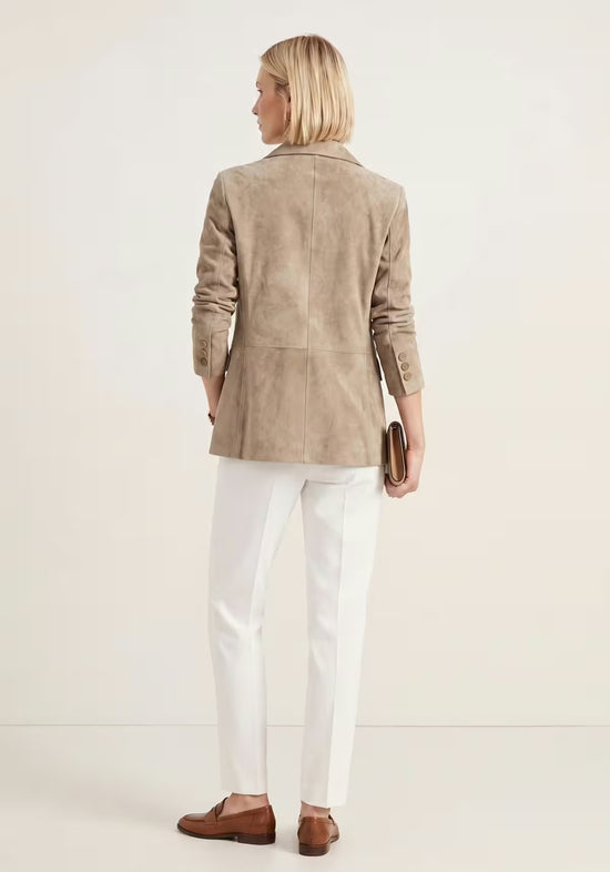 Rear view of the beige women’s leather blazer in suede with a smooth back panel and vents.