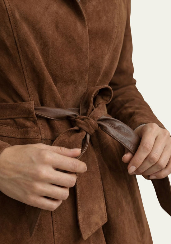 Detail of the brown women's leather jacket in suede, showing the tie belt, knot and lapel at the waist.