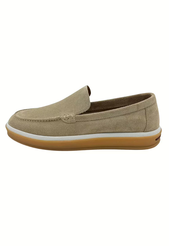 Men's loafers made of leather in beige, shown from the side with a light sole.