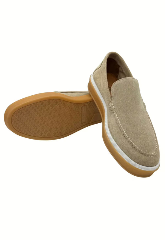 Men's loafers made of leather in beige, shown from below with a treaded sole.