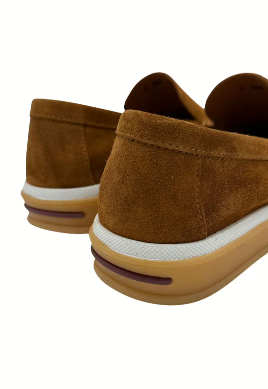 Rear view of the men's loafers in whisky suede with a textured outsole.