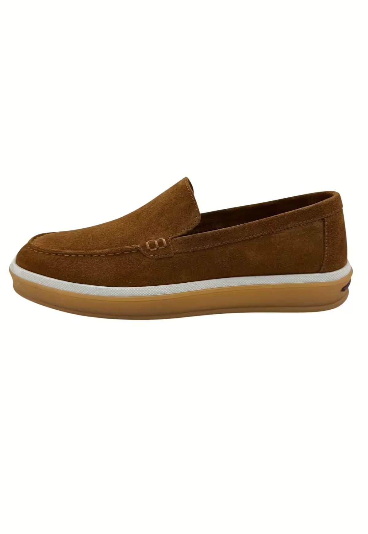 Męskie loafersy z zamszu w kolorze whisky pokazane z boku z jasną podeszwą.