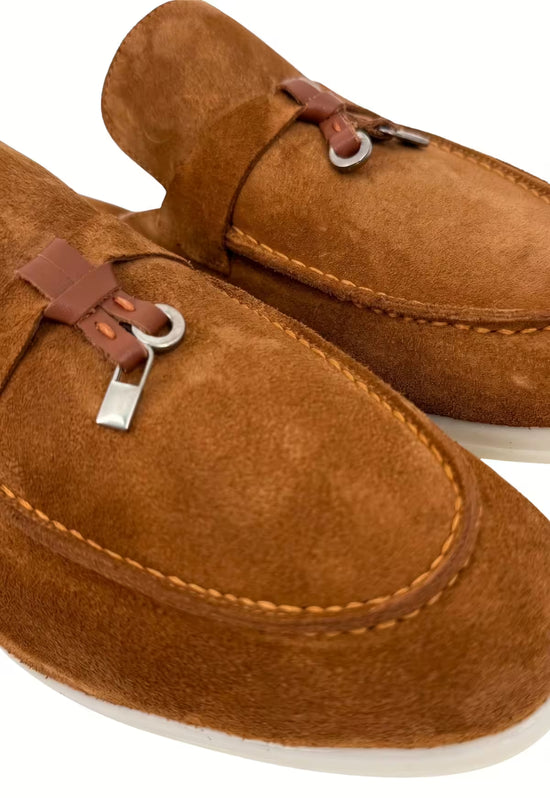 Men's loafers in whisky brown suede, detail view of the tassel detail and stitching