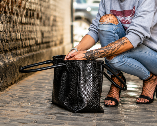 LOLA – Tasche aus italienischem italienischem Leder mit Python-Prägung – Schwarz