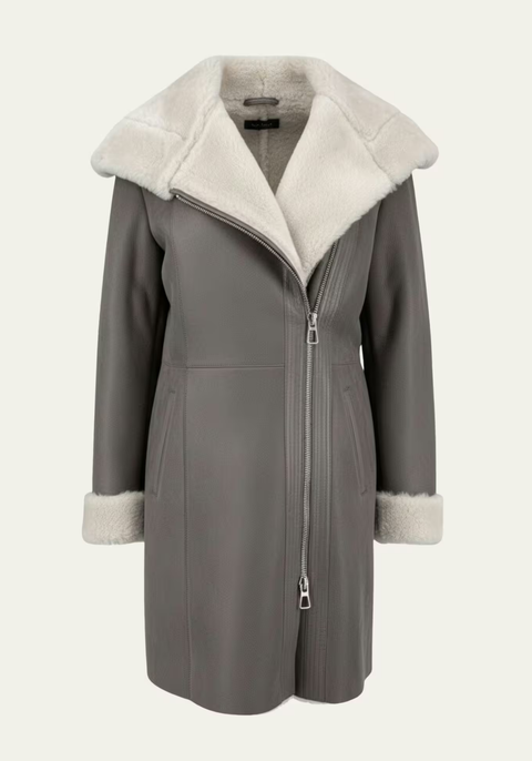 Premium Merino-Lammfellmantel KATE in Grau mit cremefarbenem Lammfellkragen, Vorderansicht des verschlossenen Mantels.