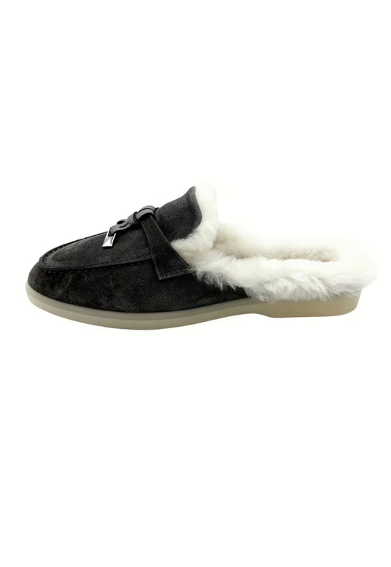 Women's mules in anthracite sheepskin, side view with open heel and white fur trim.