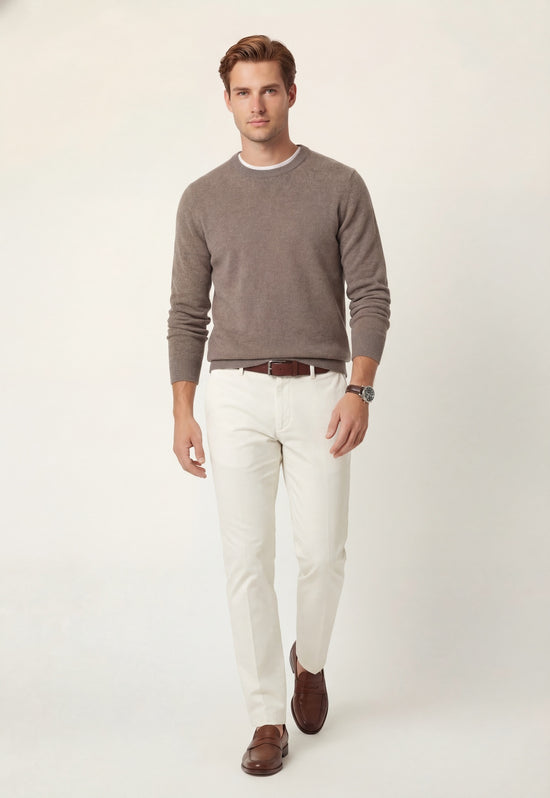 Men's cashmere jumper in taupe, worn with a crew neck and long sleeves.
