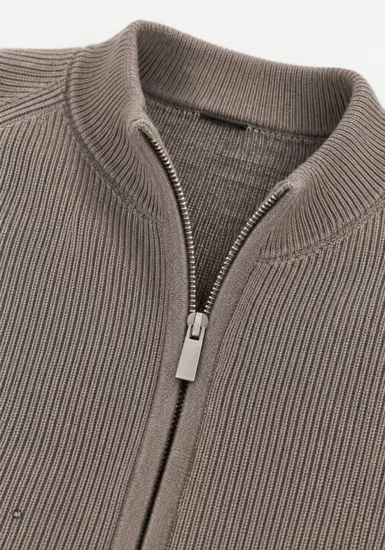 Men’s merino wool cardigan in beige, detail of the collar and zip fastening