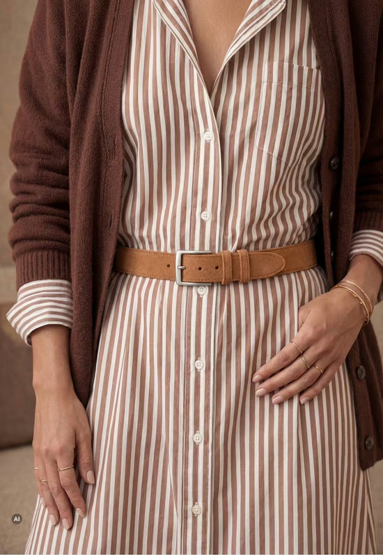 Gürtel mit Strickjacke und gestreiftem Kleid kombiniert, Detailansicht Schnalle