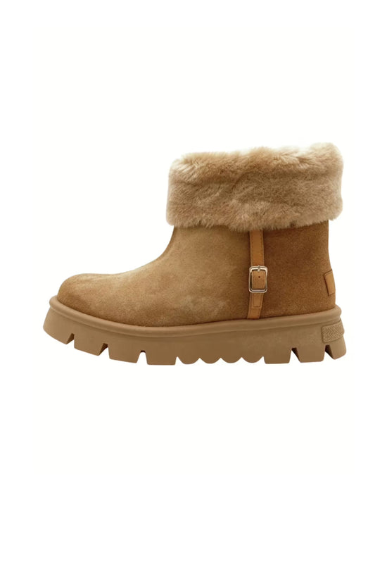 Women's winter boots in brown shearling with side buckle and tread sole